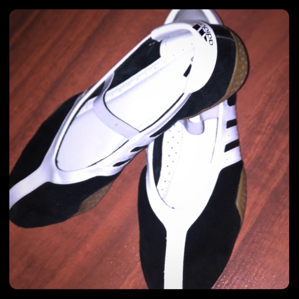 EUC Adidas Flats 9.5 Womens